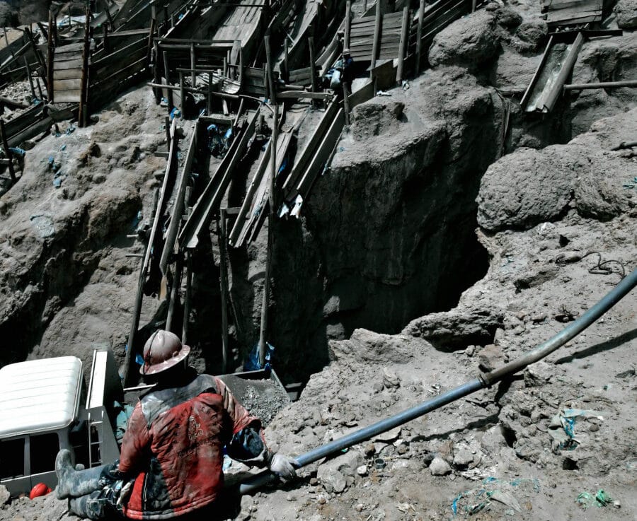 Des adolescents triment dans une mine en bolivie