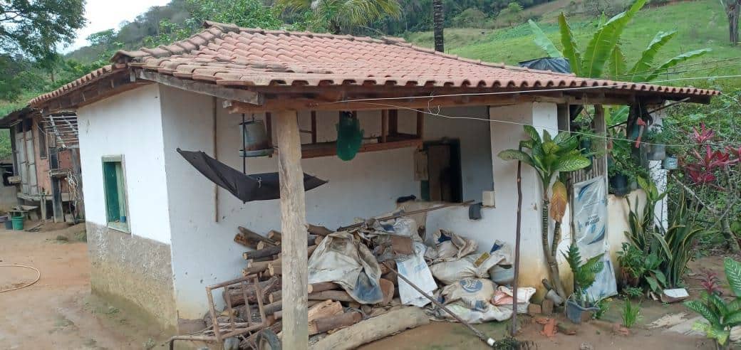 Eine Hütte auf einer Kaffeefarm im brasilianischen Minas Gerais, in der die ArbeiterInnen unter sehr prekären Zuständen leben müssen.